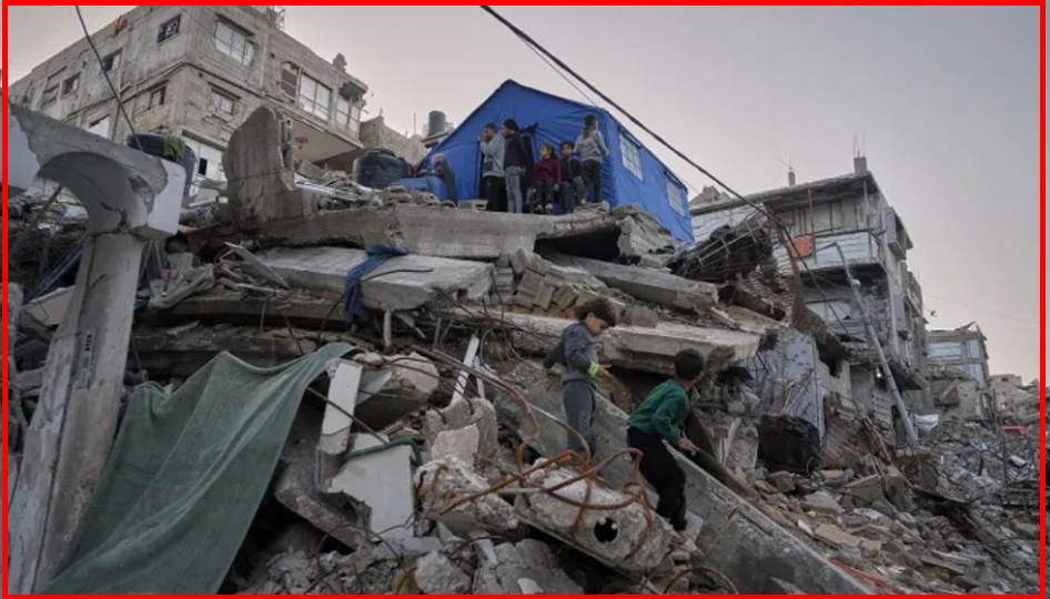 চলমান যুদ্ধবিরতির মাঝেও গাজার বিভিন্ন এলাকায় ইসরাইলি সামরিক বাহিনীর হামলায় অন্তত একজন ফিলিস্তিনি নিহত এবং এক শিশুসহ ছয়জন আহত হয়েছেন। স্থানীয় সময় বুধবার (২৪ ডিসেম্বর) এসব হামলা চালানো হয় গাজার জাবালিয়া, গাজা সিটি, খান ইউনিস ও রাফাহ এলাকায়। গাজার কর্তৃপক্ষের অভিযোগ, হামলাগুলো ‘ইয়েলো লাইন’ ও সেনা প্রত্যাহারকৃত এলাকাগুলোকেও লক্ষ্য করে চালানো হয়েছে। আল জাজিরার প্রতিবেদনে বলা হয়, উত্তর গাজার জাবালিয়ায় ইসরাইলি বাহিনীর গুলিতে আইয়ুব আবদেল আয়েশ নাসর নামের এক ফিলিস্তিনি নিহত হন এবং দুইজন আহত হন। ওয়াফা সংবাদ সংস্থা জানিয়েছে, খান ইউনিসের নিকটে তিনজন গুলিবিদ্ধ হয়ে আহত হয়েছেন। একইদিন গাজার মধ্যাঞ্চলের মাগাজি শরণার্থী শিবিরে ইসরাইলি গুলিতে এক শিশু আহত হয়। গাজার স্বাস্থ্য মন্ত্রণালয়ের তথ্য অনুযায়ী, চলতি যুদ্ধবিরতি কার্যকর হওয়ার পর ইসরাইলি বাহিনীর হাতে এখন পর্যন্ত ৪০০ জনের বেশি ফিলিস্তিনি প্রাণ হারিয়েছেন। গাজার সরকারি মিডিয়া অফিস জানিয়েছে, ইসরাইলি বাহিনী এ পর্যন্ত মোট ৮৭৫ বার যুদ্ধবিরতি লঙ্ঘন করেছে। এদিকে, রাফাহ এলাকায় এক বিস্ফোরণে ইসরাইলি এক কর্মকর্তা আহত হওয়ার জন্য হামাসকে দায়ী করেছে তেল আবিব। প্রধানমন্ত্রী বেনিয়ামিন নেতানিয়াহু বলেন, হামাস নিরস্ত্রীকরণে অনীহা দেখাচ্ছে। তবে হামাস পাল্টা দাবি করেছে, এটি পুরনো অবিস্ফোরিত বোমা বিস্ফোরণের ঘটনা এবং তারা যুদ্ধবিরতির প্রতিশ্রুতিতে এখনও অঙ্গীকারবদ্ধ। এই প্রেক্ষাপটে, তুরস্কের প্রেসিডেন্ট রিসেপ তাইয়্যেপ এরদোয়ান অভিযোগ করেছেন, ইসরাইল গাজায় ইচ্ছাকৃতভাবে মানবিক সহায়তা বাধাগ্রস্ত করছে। তিনি বলেন, "তুরস্ক শান্তির পক্ষে, তবে অন্যায়ের সঙ্গে আপস করবে না।" একইদিন আঙ্কারায় হামাসের একটি প্রতিনিধিদল তুরস্কের পররাষ্ট্রমন্ত্রী হাকান ফিদানের সঙ্গে বৈঠক করে। বৈঠকে যুদ্ধবিরতির দ্বিতীয় ধাপ ও মানবিক সহায়তা নিয়ে আলোচনা হয়।