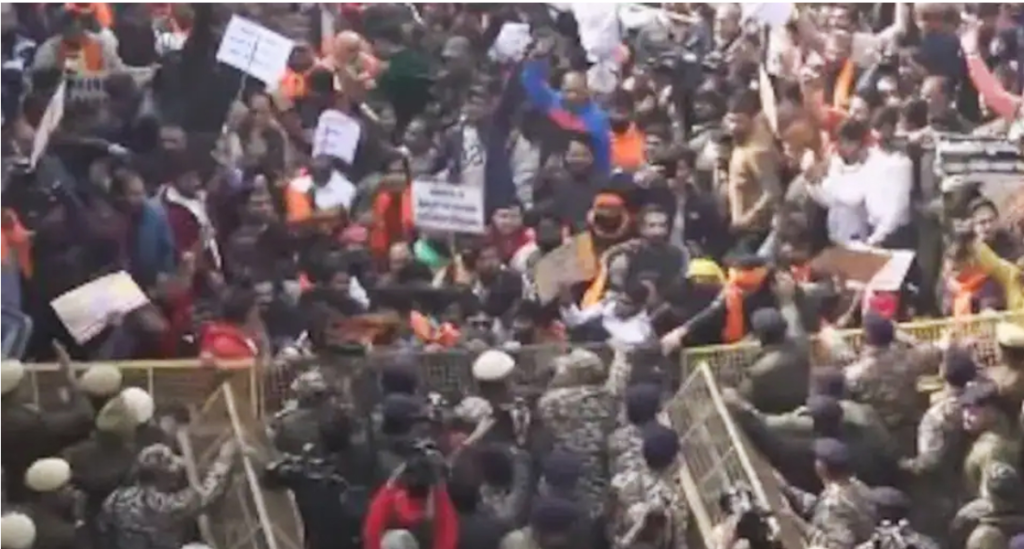 দিল্লিতে বাংলাদেশ হাইকমিশন অফিসের সামনে বিক্ষোভ, ব্যারিকেড ভেঙে ঢোকার চেষ্টা