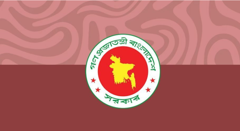 প্রধান উপদেষ্টার বিশেষ সহকারী অধ্যাপক ডা. মো. সায়েদুর রহমান জানিয়েছেন, দেশে মোট ২৯৫টি ওষুধকে ‘অত্যাবশ্যকীয়’ তালিকায় অন্তর্ভুক্ত করা হয়েছে। এসব ওষুধের দাম সরাসরি সরকার নির্ধারণ করবে। বৃহস্পতিবার (৮ জানুয়ারি) বিকেলে ফরেন সার্ভিস একাডেমিতে আয়োজিত এক সংবাদ সম্মেলনে তিনি এ তথ্য তুলে ধরেন। অধ্যাপক সায়েদুর রহমান বলেন, উপদেষ্টা পরিষদের বৈঠকে জাতীয় অত্যাবশ্যকীয় ওষুধের তালিকা ও মূল্য নির্ধারণ সংক্রান্ত নতুন নির্দেশিকা অনুমোদন দেওয়া হয়েছে। ১৯৮২ সালের ওষুধ নীতির পর দীর্ঘদিন তালিকাটি হালনাগাদ না হওয়ায় বাজারে থাকা এক হাজারের বেশি ওষুধের দাম সাধারণ মানুষের নাগালের বাইরে চলে গিয়েছিল। তিনি আরও জানান, আগে তালিকায় থাকা ১১৭টি ওষুধের সঙ্গে নতুন করে আরও ১৩৬টি যুক্ত করা হয়েছে। ফলে মোট অত্যাবশ্যকীয় ওষুধের সংখ্যা বেড়ে দাঁড়িয়েছে ২৯৫টিতে। বাংলাদেশে মোট স্বাস্থ্য ব্যয়ের প্রায় দুই-তৃতীয়াংশ ওষুধ কেনার পেছনে ব্যয় হয় উল্লেখ করে তিনি বলেন, উন্নত দেশগুলোতে স্বাস্থ্য বিমা ও সরকারি সহায়তা থাকলেও আমাদের দেশে তা সীমিত। এ কারণে ওষুধের দাম নিয়ন্ত্রণে রাষ্ট্রীয় হস্তক্ষেপ জরুরি হয়ে পড়েছিল। এখন থেকে তালিকাভুক্ত সব ওষুধের দাম সরকার নির্ধারণ করবে এবং নির্ধারিত দামের বেশি দামে ওষুধ বিক্রি করা যাবে না বলেও জানান তিনি। অধ্যাপক সায়েদুর রহমান বলেন, যারা বর্তমানে নির্ধারিত দামের চেয়ে বেশি দামে ওষুধ বিক্রি করছেন, তাদের ধাপে ধাপে সরকারি নির্ধারিত মূল্যে আসতে হবে। মানুষের ব্যক্তিগত ব্যয় কমিয়ে আনার লক্ষ্যেই এ উদ্যোগ নেওয়া হয়েছে। সংবাদ সম্মেলনে প্রধান উপদেষ্টার প্রেস সচিব শফিকুল আলম, উপ-প্রেস সচিব আবুল কালাম আজাদসহ সংশ্লিষ্ট কর্মকর্তারা উপস্থিত ছিলেন। এই সিদ্ধান্ত জনস্বাস্থ্য খাতে ইতিবাচক প্রভাব ফেলবে বলে আশা করা হচ্ছে।